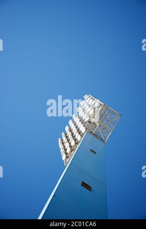Stadionbeleuchtung mit blauem Himmel in Zaragoza, Spanien. Stockfoto