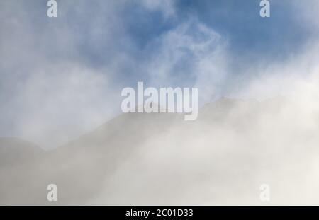 Bergsilhouetten im Morgennebel Stockfoto