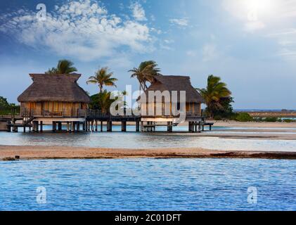 Typische polynesische Landschaft - kleine Häuser auf wate Stockfoto