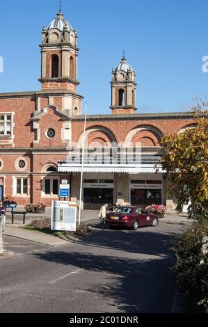 Bury St Edmunds, Großbritannien - 19. September 2011: Außenansicht des Bahnhofs in Bury St Edmunds in Suffolk an einem sonnigen Sommerabend. Stockfoto