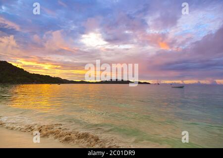 Tropischer Strand Cote d ' or bei Sonnenuntergang - Seychellen Stockfoto