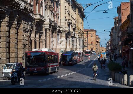 Bologna, Italien - Mai 22 2020:Blick auf die zentrale Via Rizzoli in Bologna, Italien an einem Frühlingsmorgen. Stockfoto