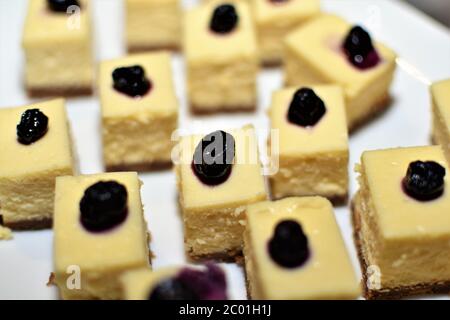 Käsekuchen-Dessert mit Heidelbeeren auf einem weißen Teller serviert Stockfoto