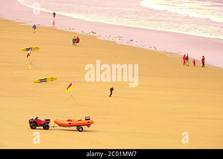 Strandlifeboat und Rettungsschwimmer Flotation Surfbretter am Strand in Tynemouth mit Spaziergängern Stockfoto