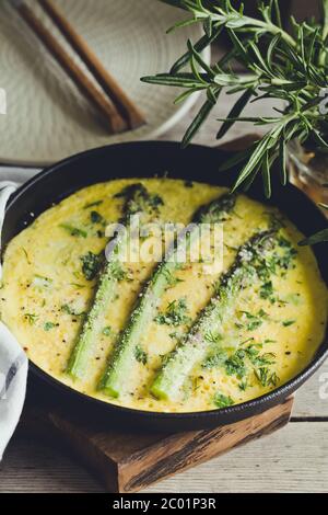 Spargel mit Rührei. Omelette mit Spargel in einer Pfanne. Stockfoto