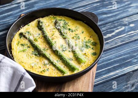 Spargel mit Rührei. Omelette mit Spargel in einer Pfanne. Stockfoto