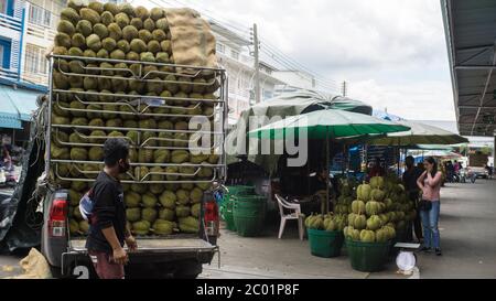 Truck war voll mit Durian Früchte auf dem Markt, Bangkok Thailand Stockfoto