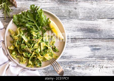 Tagliatelle mit Spinat und Spargel. Pasta mit Sahne-Sauce und Gemüse Stockfoto