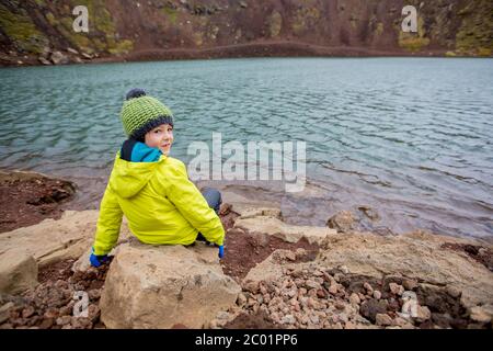 Kinder, Jungen, posiert vor dem Kerid Kratersee in Island, Herbstzeit Stockfoto