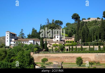 Der Palacio de Generalife der Sommerpalast von weitem in der Alhambra an einem heißen, sonnigen Tag gesehen Granada Andalusien Spanien Stockfoto