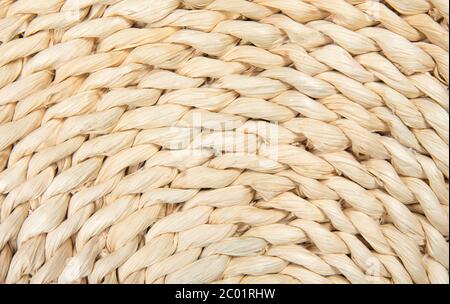 Flache Lay-Ansicht von Maisschalen geflochtene Textur Muster, helle beige Farbe. Stockfoto