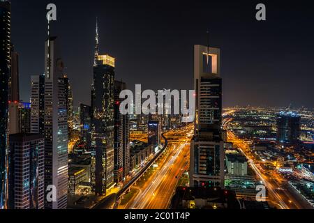 Dubai bei Nacht Stockfoto