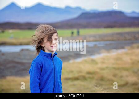 Kinder, spielen auf einer Straße in der Nähe von nicht aktiven Vulkan im Snaefellsjokull National Park, island Herbstzeit Stockfoto