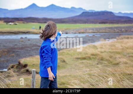 Kinder, spielen auf einer Straße in der Nähe von nicht aktiven Vulkan im Snaefellsjokull National Park, island Herbstzeit Stockfoto