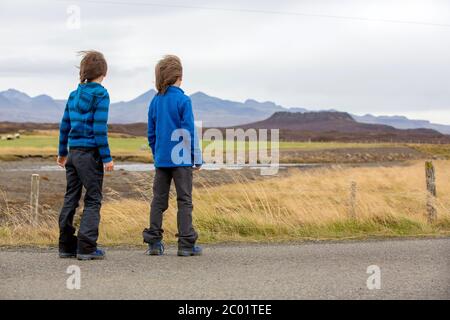 Kinder, spielen auf einer Straße in der Nähe von nicht aktiven Vulkan im Snaefellsjokull National Park, island Herbstzeit Stockfoto