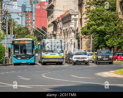 Bukarest/Rumänien - 05.30.2020: Busse der Bucharest Transit Corporation fahren an der Ampel im Zentrum von Bukarest. Stockfoto
