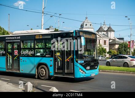 Bukarest/Rumänien - 05.30.2020: Bus Nr.137 der Bucharest Transit Corporation (Societatea de Transport București -STB) im Verkehr. Stockfoto