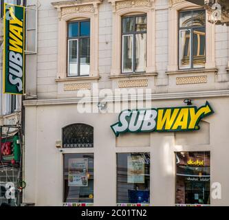 Bukarest/Rumänien - 05.30.2020: U-Bahn-Restaurant und Fast Food im Zentrum von Bukarest. U-Bahn-Logo und Schild auf einem alten Gebäude. Stockfoto