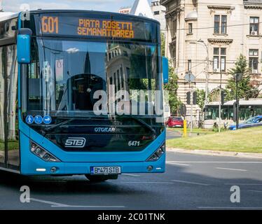 Bukarest/Rumänien - 05.30.2020: Bus Nr. 601 der Bucharest Transit Corporation ( Societatea de Transport București -STB) im Verkehr. Stockfoto