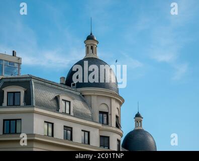 Architektonisches Detail eines Wohnens mit einer Kuppel im Zentrum von Bukarest. Stockfoto