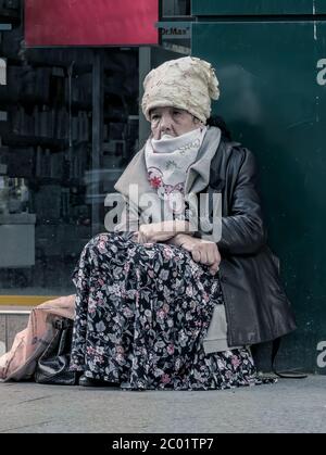 Bukarest/Rumänien - 05.07.2020: Obdachlose alte Frau bettelt im Zentrum von Bukarest. Stockfoto