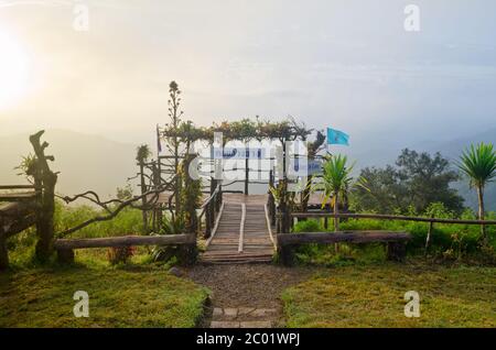 Podium für natürliche Sicht auf Aussichtspunkt Doi Ang Khang mountai Stockfoto