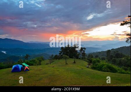 Sonnenuntergang über Hügeln auf dem Campingplatz auf dem hohen Berg Stockfoto