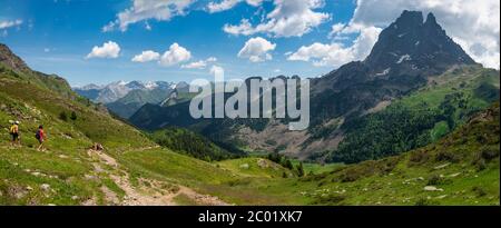 Zwei Wandererinnen auf dem Weg des Pic du Midi Ossau in den französischen Pyrenäen Stockfoto