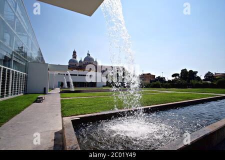 Botanischer Garten, Außenansicht des neuen Flügels namens Garten der Biodiversität mit auf dem Hintergrund die Basilika des Heiligen Antonius in Padua, Italien Stockfoto