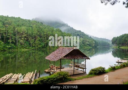 Pang Ung, schöner Waldsee am Morgen Stockfoto