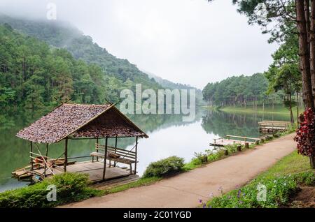 Pang Ung, schöner Waldsee am Morgen Stockfoto