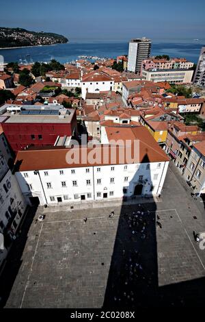 Luftaufnahme des Tito-Platzes mit dem Schatten des Turms in Koper, Slowenien Stockfoto