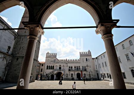 Blick auf den Praetorianischen Palast auf dem Tito-Platz durch die Arkaden der Cafè Kavarna in Koper Stockfoto