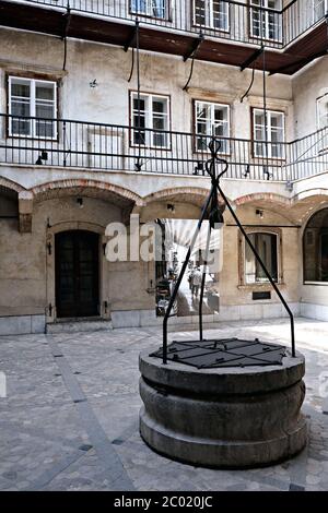 Blick auf einen Rathaushof mit Wasserbrunnen in Ljubljana Stockfoto