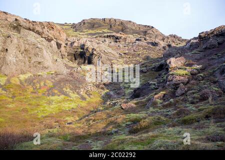 Geothermiegebiet in Krysuvik am frühen sonnigen Morgen, Südhalbinsel (Reykjanesskagi, Reykjanes Halbinsel), Island Herbstzeit Stockfoto