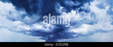 Stürmisch bewölktes Himmel Panorama, dramatische dunkelblaue Gewitterwolken, Sturmwolken, Gewitterlandschaft Großformat, bewölktes Wetter, Hurrikan Trübung Stockfoto