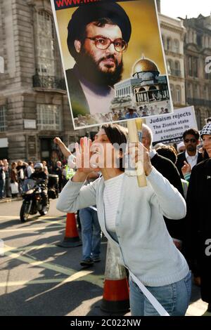 Die Stimmung wird steigen, als Al-Quds' Demonstranten sich im Piccadilly Circus London der Gegendemo stellen Stockfoto