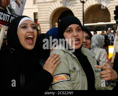 Die Stimmung wird steigen, als Al-Quds' Demonstranten sich im Piccadilly Circus London der Gegendemo stellen Stockfoto