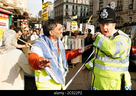 Die Stimmung wird steigen, als Al-Quds' Demonstranten sich im Piccadilly Circus London der Gegendemo stellen Stockfoto