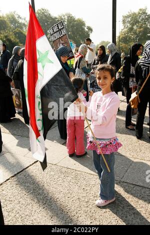 Junge palästinensische Frau mit Flagge bei Al-Quds Demonstration in London Stockfoto