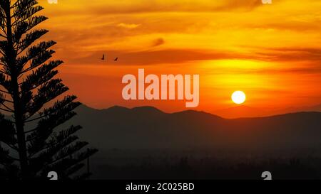 Sonnenuntergang über der Bergkette Stockfoto