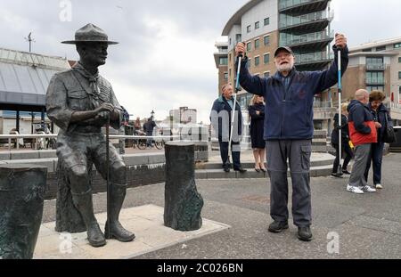 Der Ortsansässige Len Bannister zeigt seine Unterstützung für eine Statue von Robert Baden-Powell am Poole Quay in Dorset, bevor sie nach Bedenken über seine Aktionen während seiner Militärzeit und "Nazi-Sympathien" in die "sichere Lagerung" gebracht werden soll. Die Aktion folgt einer Reihe von Black Lives Matter Protesten in Großbritannien, ausgelöst durch den Tod von George Floyd, der am 25. Mai während der Polizeigewahrsam in der US-Stadt Minneapolis getötet wurde. Stockfoto