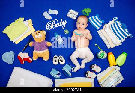 Portrait niedlichen Baby junge mit blauen Augen auf dem Bett liegend Blick auf Kamera Stockfoto