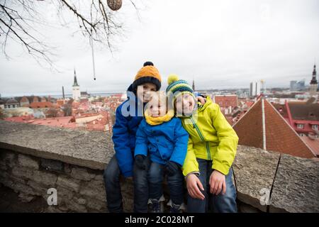 Tallinn, Estland im Winter, Kinder auf den Straßen Stockfoto