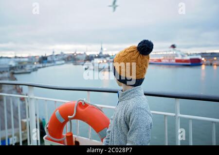 Kinder, die auf einer Fähre von Helsinki nach Tallinn spielen Stockfoto