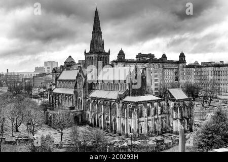 S/W-Bild der Glasgow Cathedral mit Glasgow Royal Infirmary im Hintergrund, von der Necropolis, Glasgow, Schottland, Großbritannien Stockfoto