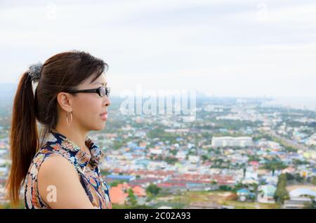 Frauen schauen sich die Stadt von oben an. Stockfoto