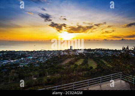 Blick auf die Stadt Hua hin bei Sonnenaufgang Stockfoto