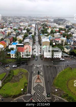 Schöne Luftaufnahme von Reykjavik, Island, mit Landschaft über die Stadt, vom Aussichtsturm der Hallgrimskirkja Kathedrale gesehen Stockfoto