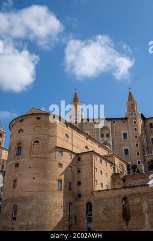 Vertikale Sicht auf den Herzogspalast façade von Urbino Stockfoto